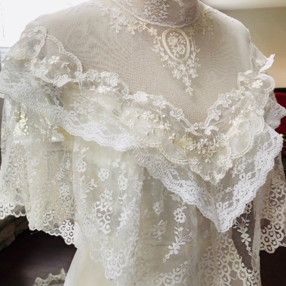 SOLD 🎈Lace Wedding Dress - Picture 8 of 16